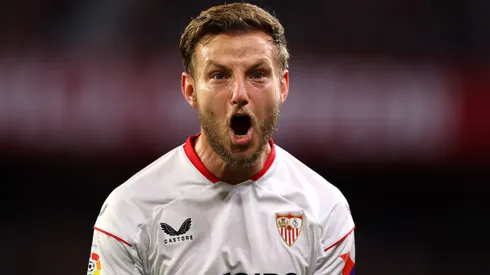 (Photo by Fran Santiago/Getty Images) - Alvo do Vasco joga com Rakitić no Sevilla.
