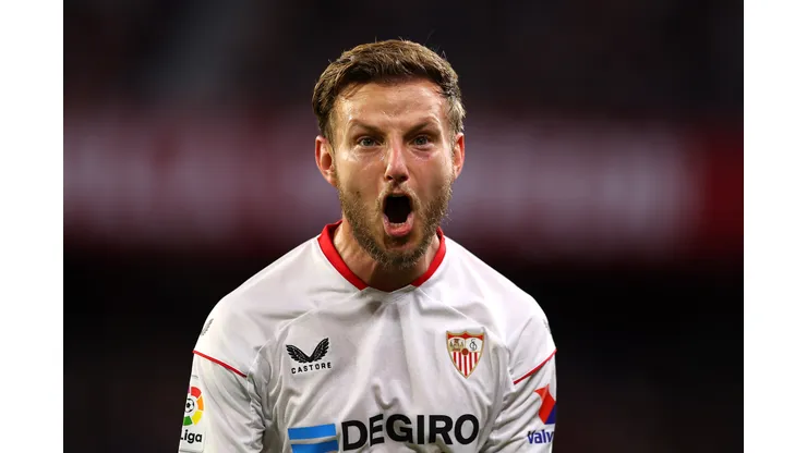 (Photo by Fran Santiago/Getty Images) - Alvo do Vasco joga com Rakitić no Sevilla.