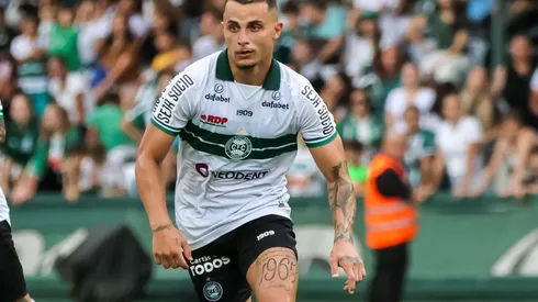 Foto: (Robson Mafra/AGIF) – Bruno Gomes voltou a sentir dores no cotovelo nesta sexta (20) no Coritiba