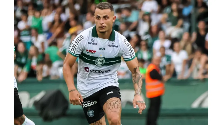 Foto: (Robson Mafra/AGIF) - Bruno Gomes voltou a sentir dores no cotovelo nesta sexta (20) no Coritiba