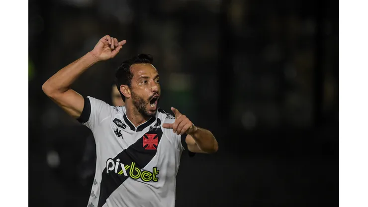 Foto: Thiago Ribeiro/AGIF - Torcida quer um novo 'parça' para Nenê no meio-campo do Vasco.