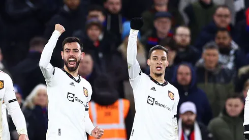 Foto: (Clive Rose/Getty Images) – Antony e Bruno Fernandes se desentenderam nesta quarta (18) em jogo do Manchester United