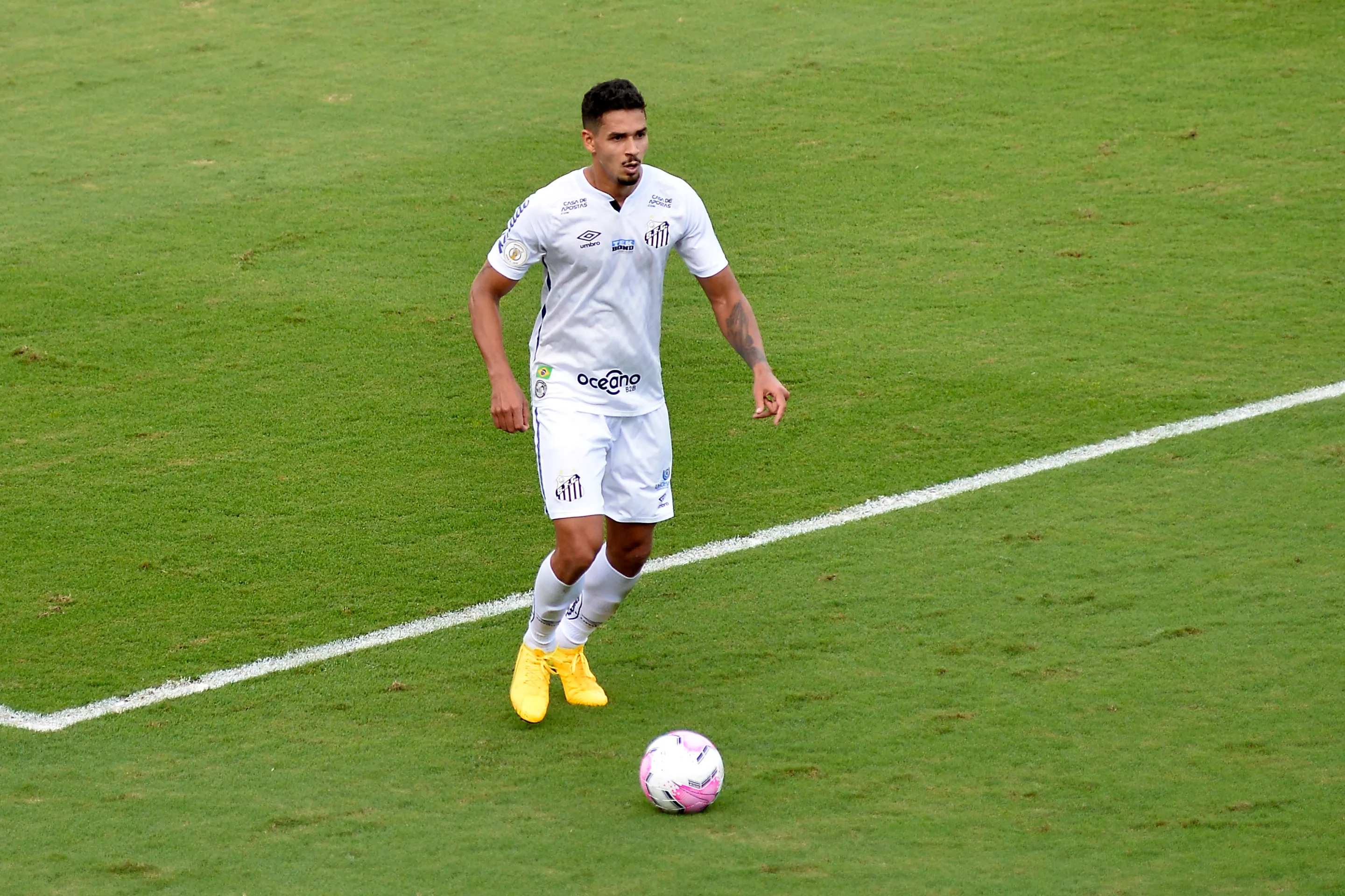 SP – Santos – 11/10/2020 – BRASILEIRO A 2020 SANTOS X GREMIO – Lucas Verissimo jogador do Santos durante partida contra o Gremio no estadio Vila Belmiro pelo campeonato Brasileiro A 2020. Foto: Bruno Ulivieri/AGIF