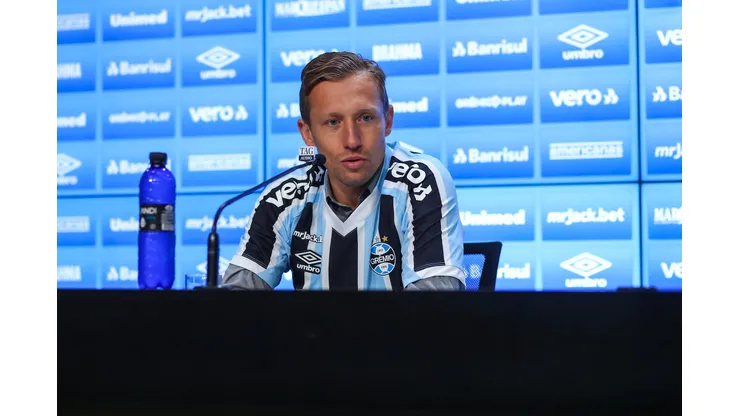 FOTO: LUCAS UEBEL/FLICKR/GREMIO FBPA - Meia comenta sua situação.