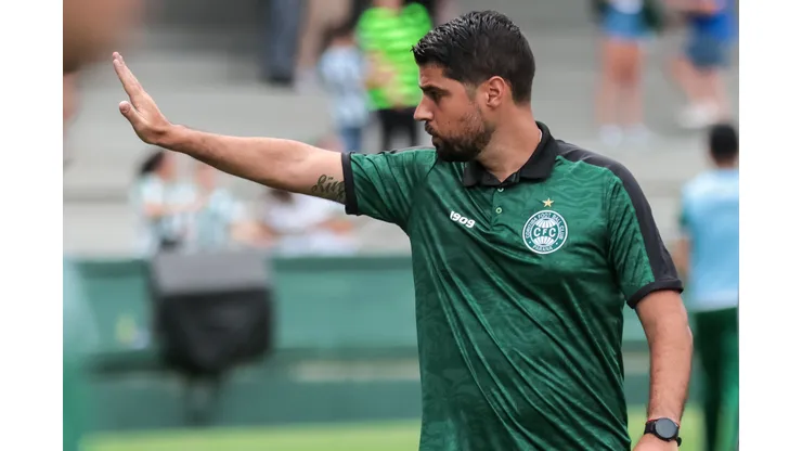 Robson Mafra/AGIF- António Oliveira, técnico do Coritiba