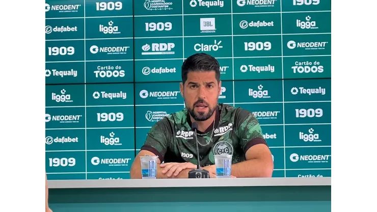 Thiago Ribeiro/RPC- António Oliveira, técnico do Coritiba