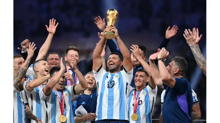 Foto: (Dan Mullan/Getty Images) - Sergio Aguero comemorou o título da Copa do Mundo com a Argentina em grande estilo
