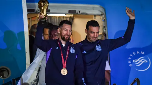 Marcelo Endelli/Getty Images- Messi e Lionel Scalonii desembarcando na Argentina após a conquiista do Tricampeonato Mundial
