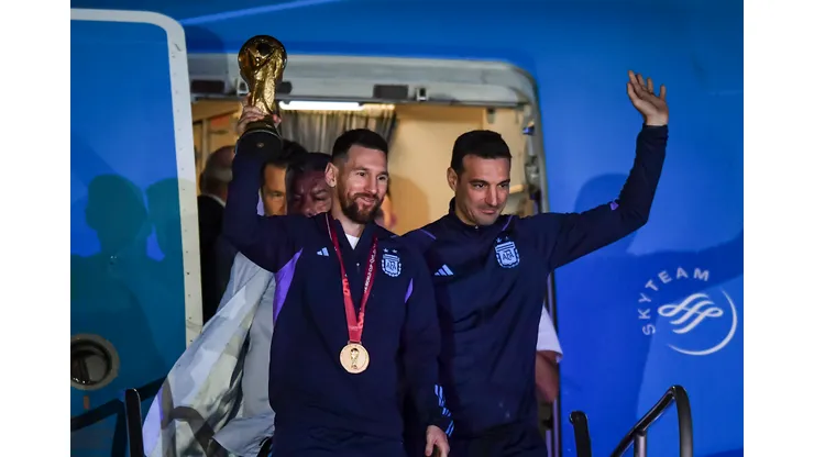 Marcelo Endelli/Getty Images- Messi e Lionel Scalonii desembarcando na Argentina após a conquiista do Tricampeonato Mundial