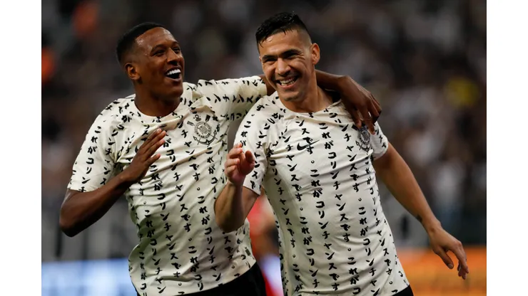 Foto: (Ricardo Moreira/Getty Images) - Robert Renan, à esquerda, foi cedido pelo Corinthians ao Zenit, da Rússia