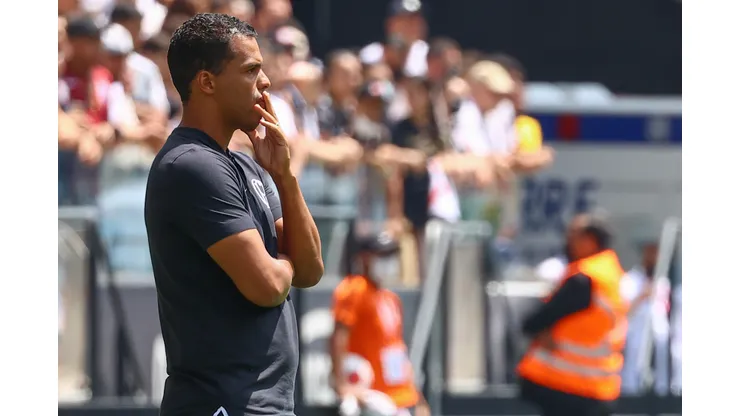 Foto: Marcello Zambrana/AGIF - Fernando Lázaro observa jogadores da Copinha