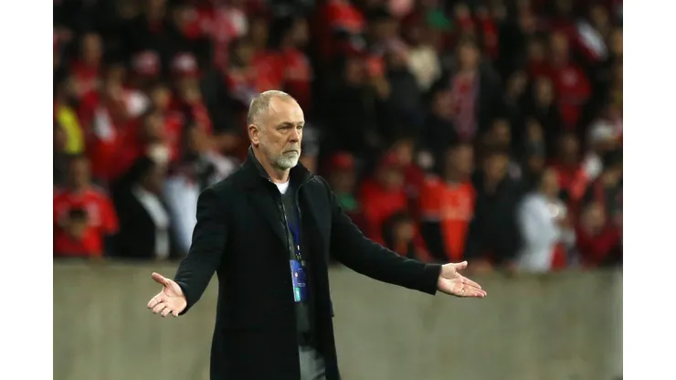 PORTO ALEGRE, BRAZIL - AUGUST 11: Mano Menezes head coach of Internacional reacts during a Copa CONMEBOL Sudamericana 2022 quarter final second leg match between Internacional and Melgar at Beira-Rio Stadium on August 11, 2022 in Porto Alegre, Brazil. (Photo by Fernando Alves/Getty Images)