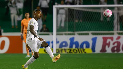 Foto: Luiz Erbes/AGIF - Corinthians vive impasse com zagueiro.