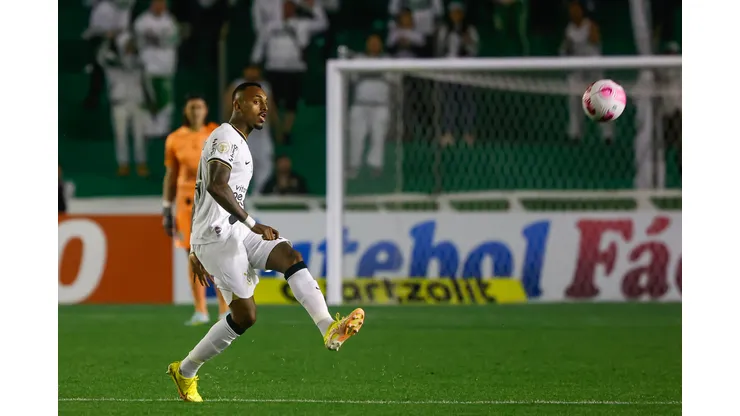 Foto: Luiz Erbes/AGIF - Corinthians vive impasse com zagueiro.