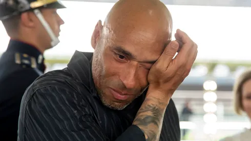 Foto: (Ivan Storti/Santos FC) – Edinho, filho de Pelé, durante velório do pai, na Vila Belmiro