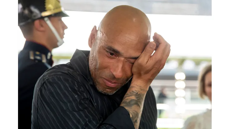Foto: (Ivan Storti/Santos FC) - Edinho, filho de Pelé, durante velório do pai, na Vila Belmiro
