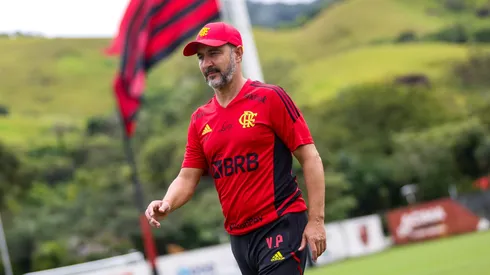 Foto: (Gilvan de Souza/CRF) – Vítor Pereira realizou uma atividade de integração com o elenco do Flamengo nesta sexta (6)