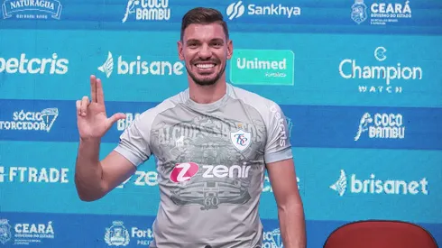 Foto: (Karim Georges/FEC) – João Ricardo foi apresentado pelo Fortaleza nesta quinta (5)