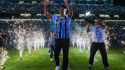 Foto: (Lucas Uebel/Grêmio FBPA) – Luis Suárez foi apresentado à torcida do Grêmio nesta noite (4), na Arena