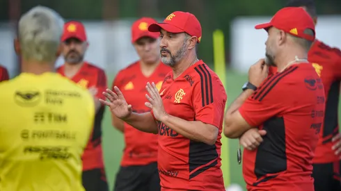 Foto: (Marcelo Cortes/CRF) – Vítor Pereira comandou seu primeiro treino no Flamengo nesta segunda (2)