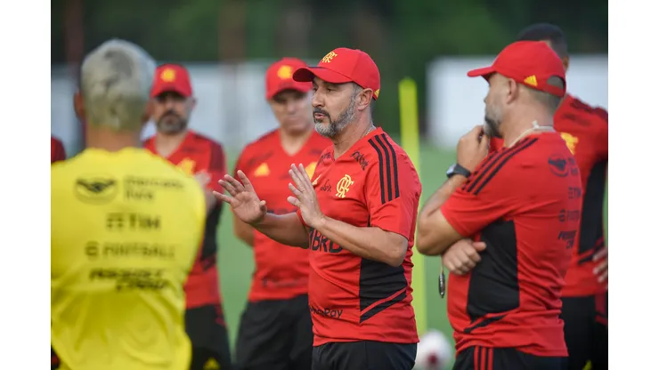 Foto: (Marcelo Cortes/CRF) - Vítor Pereira comandou seu primeiro treino no Flamengo nesta segunda (2)