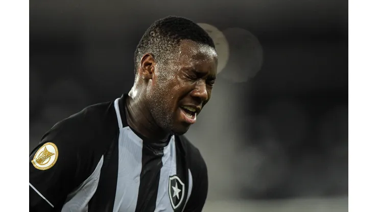 Foto: Thiago Ribeiro/AGIF - Patrick de Paula sofre grave lesão no Botafogo