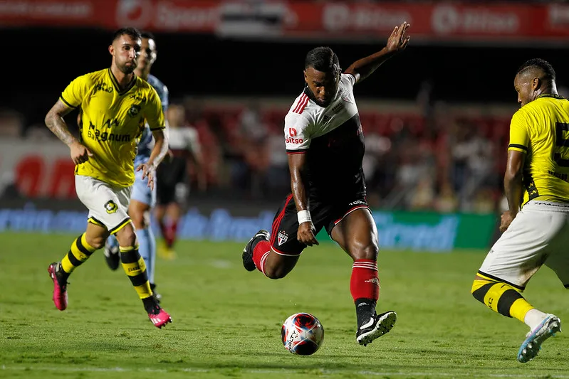 Foto: Rubens Chiri/Saopaulofc.net – Luan esteve em campo durante São Paulo x São Bernardo