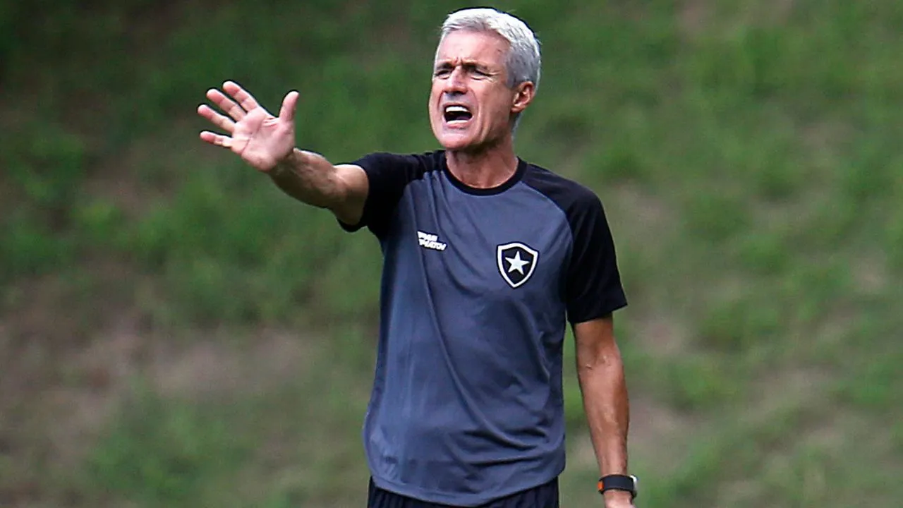 Foto: Vitor Silva/Botafogo - Luís Castro durante treino do Botafogo