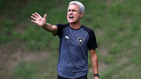 Foto: Vitor Silva/Botafogo – Luís Castro durante treino do Botafogo