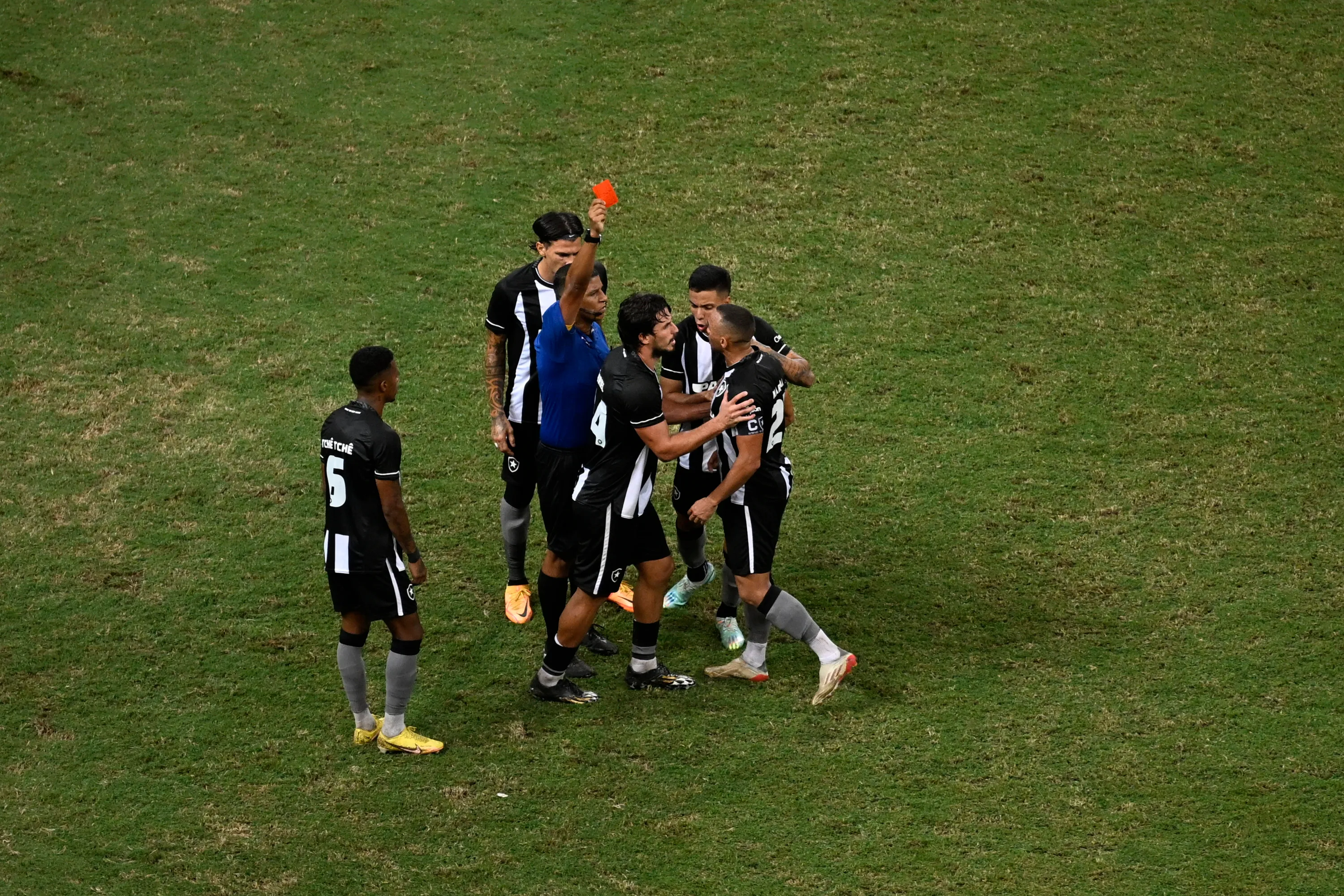 Foto: Mateus Bonomi/AGIF – Botafogo teve três jogadores expulsos no duelo contra o Flamengo