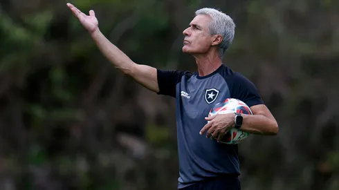 Foto: Vitor Silva/Botafogo - Luis Castro comenta derrota para o Flamengo