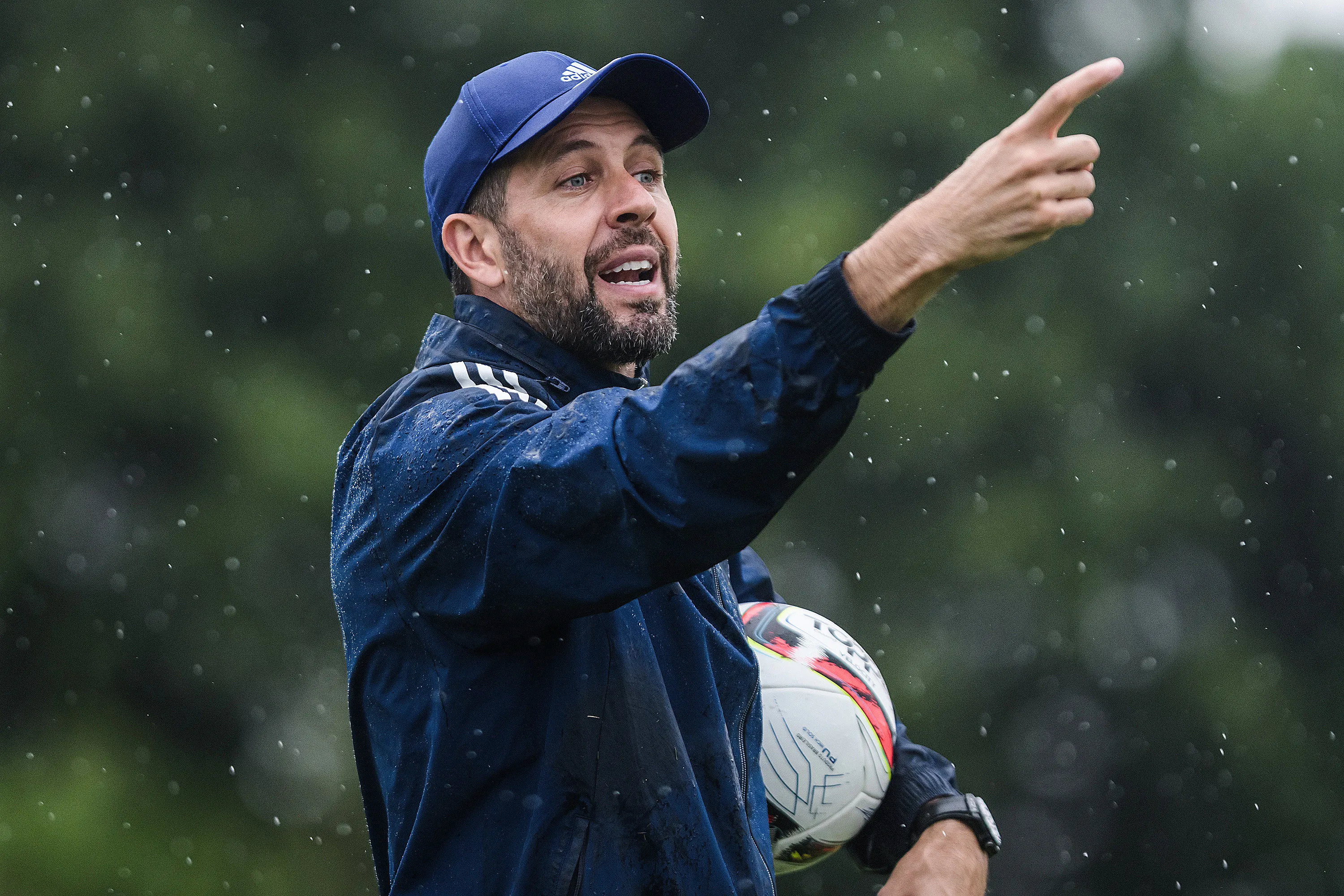 Foto: Gustavo Aleixo/Cruzeiro - Peezzolano observa de perto situação do Cruzeiro