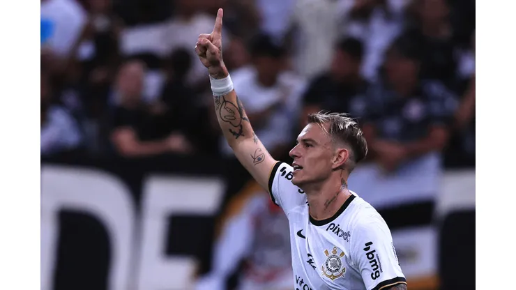 Foto: Ettore Chiereguini/AGIF - Guedes e outros dois jogadores chamam atenção no Corinthians
