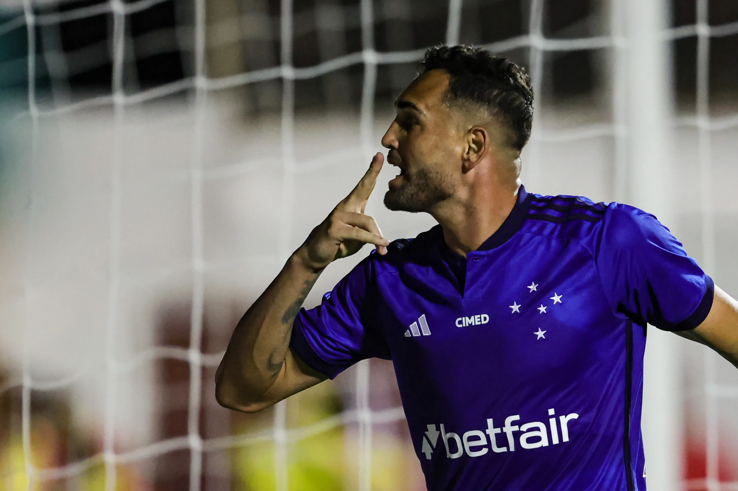 Gilberto 'chama a responsa' no vestiário do Cruzeiro