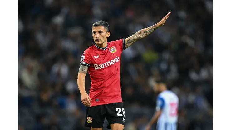 Octavio Passos/Getty Images- Charles Aránguiz, volante do Bayer Leverkusen