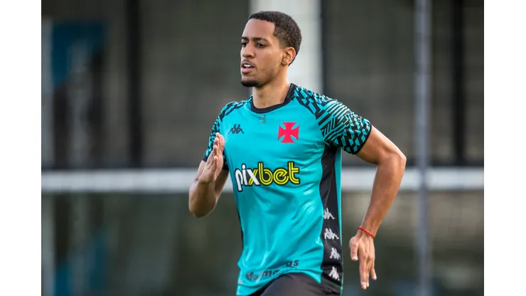 Foto: Daniel RAMALHO/CRVG - Miranda dá volta por cima com a camisa do Vasco