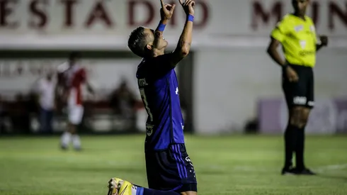 Foto: Divulgação/Cruzeiro - Vital marca o primeiro gol com a camisa do Cruzeiro