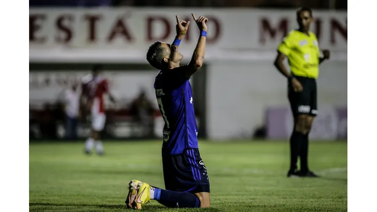 Foto: Divulgação/Cruzeiro - Vital marca o primeiro gol com a camisa do Cruzeiro