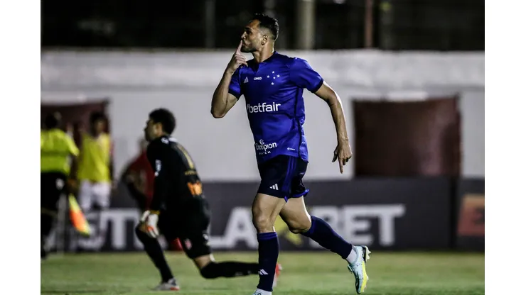 Foto: Divulgação/Cruzeiro - Gilberto joga muito e marca três vezes para o Cruzeiro