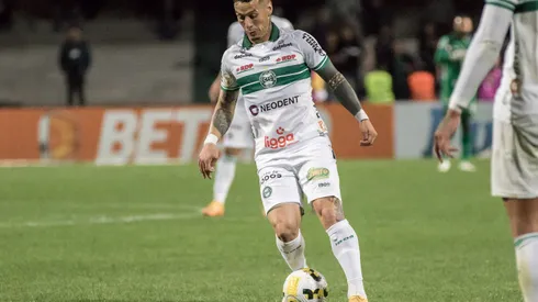 Foto: Robson Mafra/AGIF – Volante ainda tem situação indefinida.