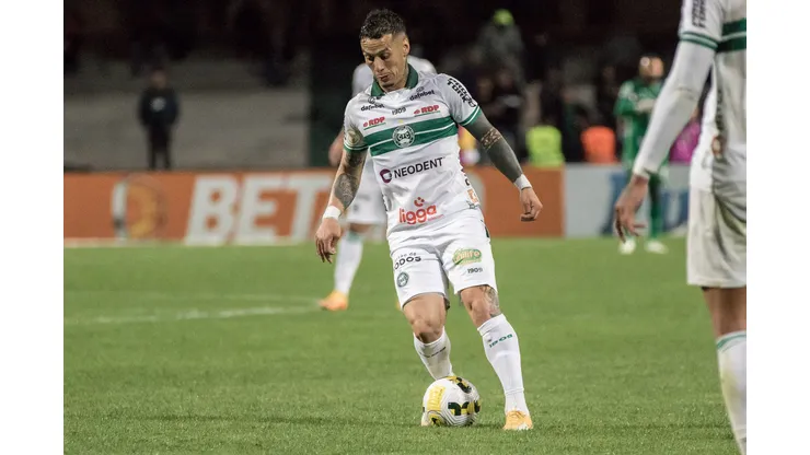 Foto: Robson Mafra/AGIF - Volante ainda tem situação indefinida.