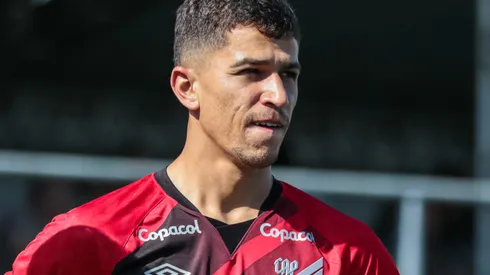 Foto: (Robson Mafra/AGIF) – Vitor Bueno está em alta com Paulo Turra no Athletico