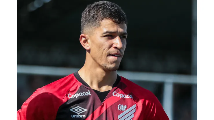 Foto: (Robson Mafra/AGIF) - Vitor Bueno está em alta com Paulo Turra no Athletico
