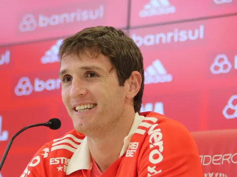 Torcida do Grêmio 'fica maluca' ao descobrir pisada na bola de Mário Fernandes