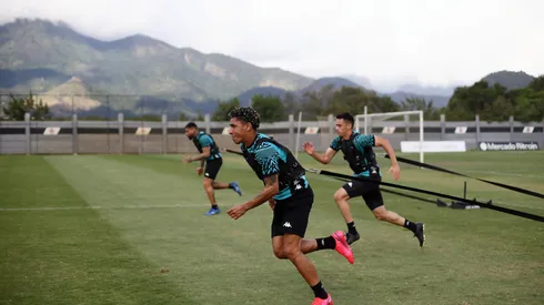 Foto: Daniel RAMALHO/CRVG - Paulo Victor ganha espaço no Vasco para a temporada de 2023