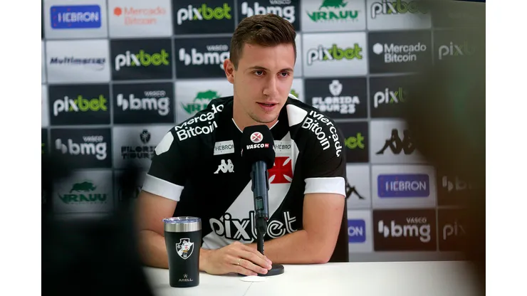 Foto: Daniel RAMALHO/VASCO - Lucas Piton segue impressionando com a camisa do Vasco