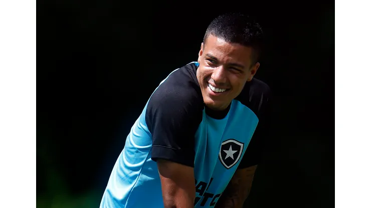Foto: (Vítor Silva/Botafogo) - Carlos Alberto deve ser uma das novidades na escalação do Botafogo