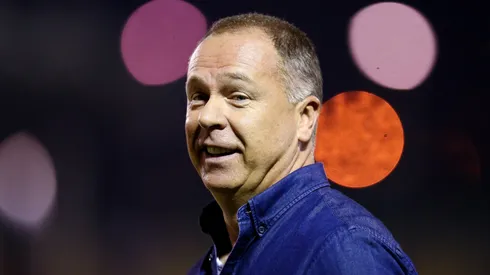 VOLTA REDONDA, BRAZIL – AUGUST 03: Head coach Mano Menezes of Cruzeiro looks on during a match between Vasco da Gama and Cruzeiro as part of Brasileirao Series A 2017 at Raulino de Oliveira Stadium on August 3, 2017 in Volta Redonda, Brazil. (Photo by Buda Mendes/Getty Images)