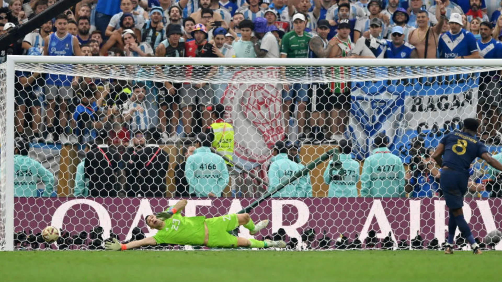 Momento em que o camisa 8 francês perde pênalti na final da Copa de 2022 (Foto: Dan Mullan/Getty Images)