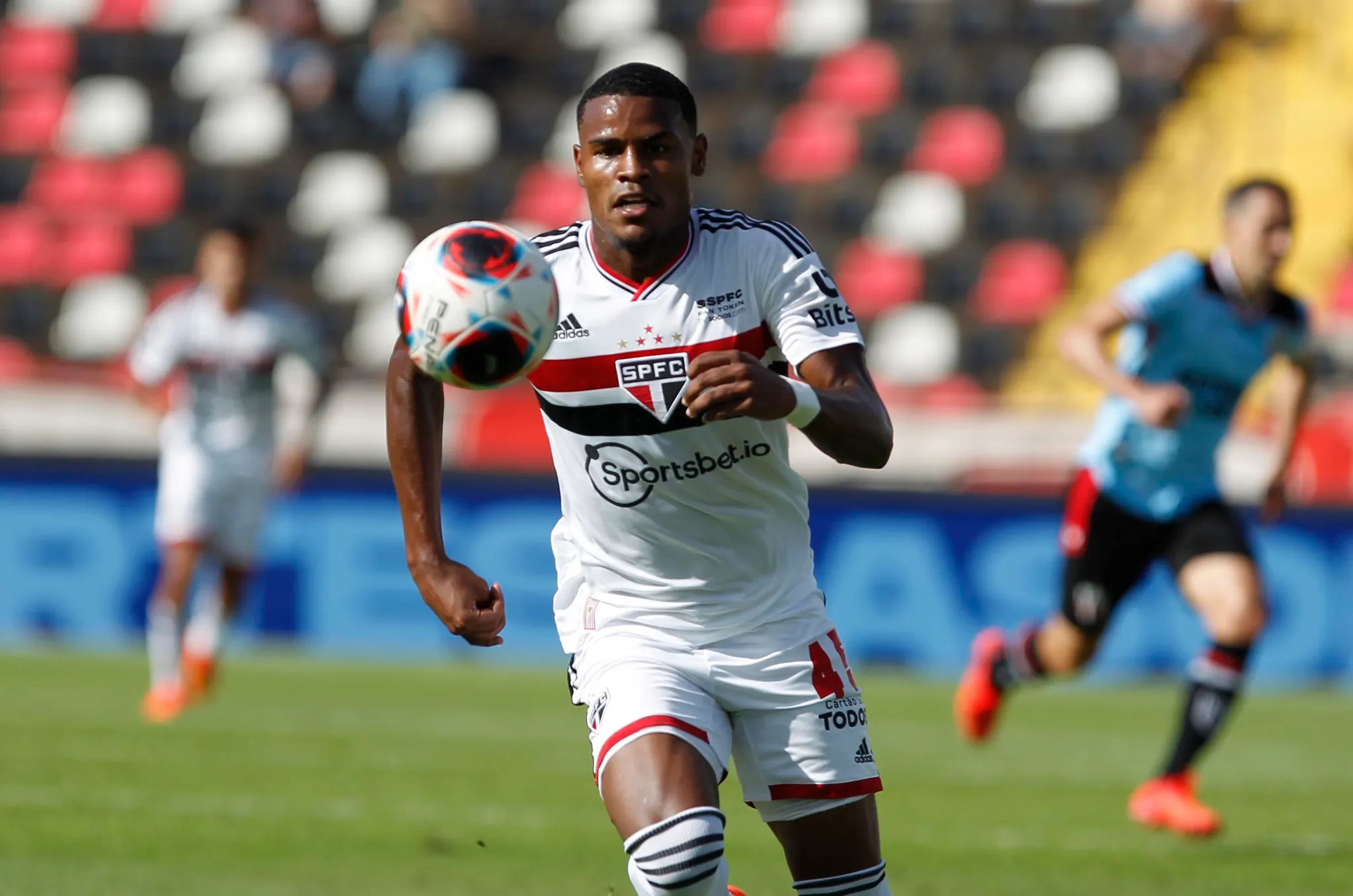 Foto: Rubens Chiri / saopaulofc.net - Nathan pode ganhar chances em outra posição no São Paulo